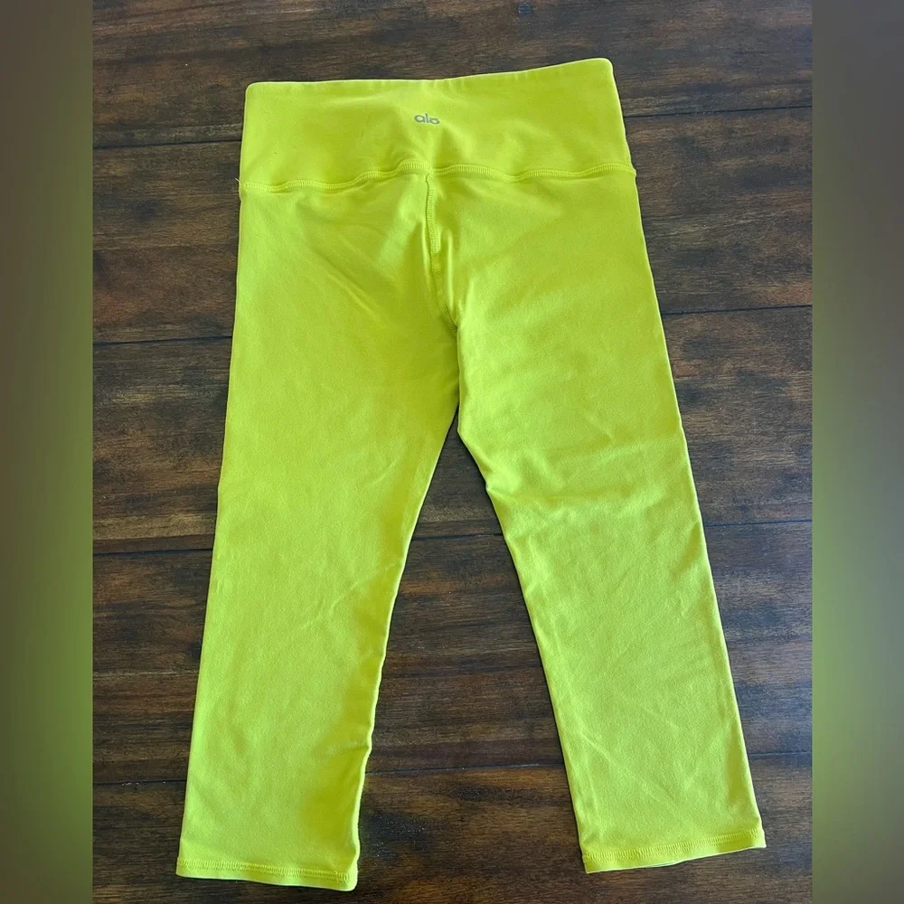Alo neon‎ yellow-green crop leggings Size S